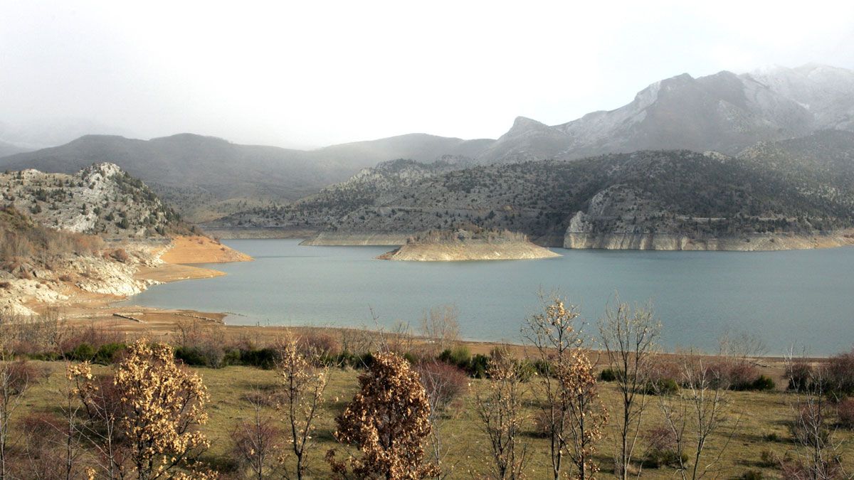 Imagen de archivo del embalse de Los Barros de Luna, zona en la que se perdieron padre e hijo. | ICAL