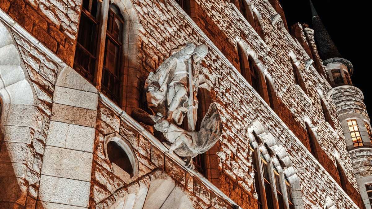 Imagen nocturna de la fachada del Museo Gaudí Casa Botines.| FUNDOS