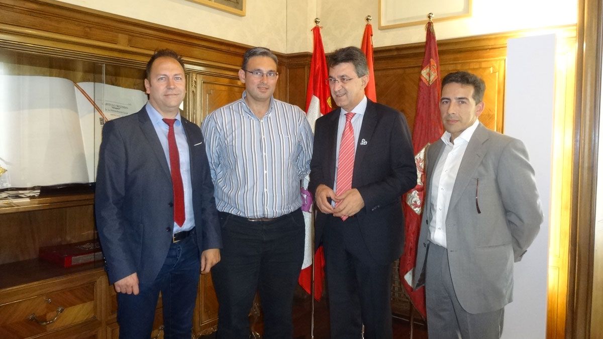 Juan Martínez Majo junto a representantes de Aletic. Juan Martínez Majo junto a representantes de Aletic.
