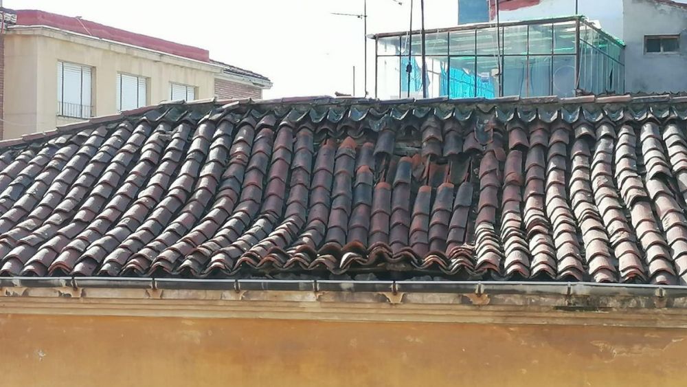 La Policía Local valla un edificio en ruinas de la calle Laureano Díez