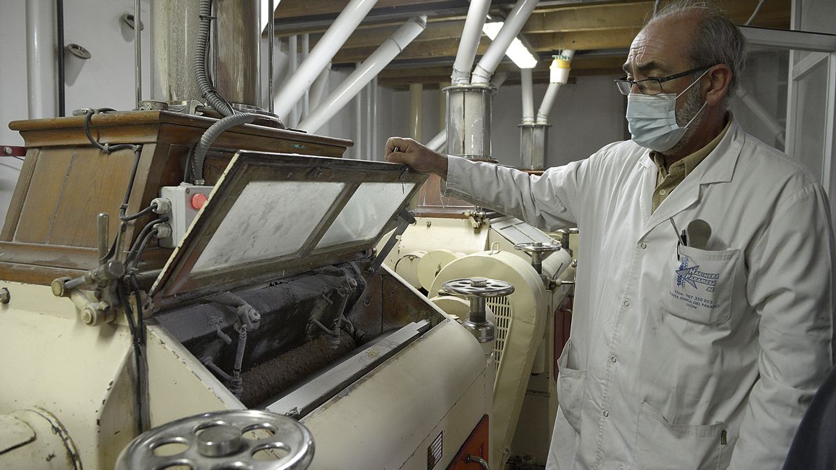 ‘El Molinero’, Juan Carlos Barcenilla, controlando el proceso de los molinos, "aunque realmente controlan el proceso las máquinas". MAURICIO PEÑA