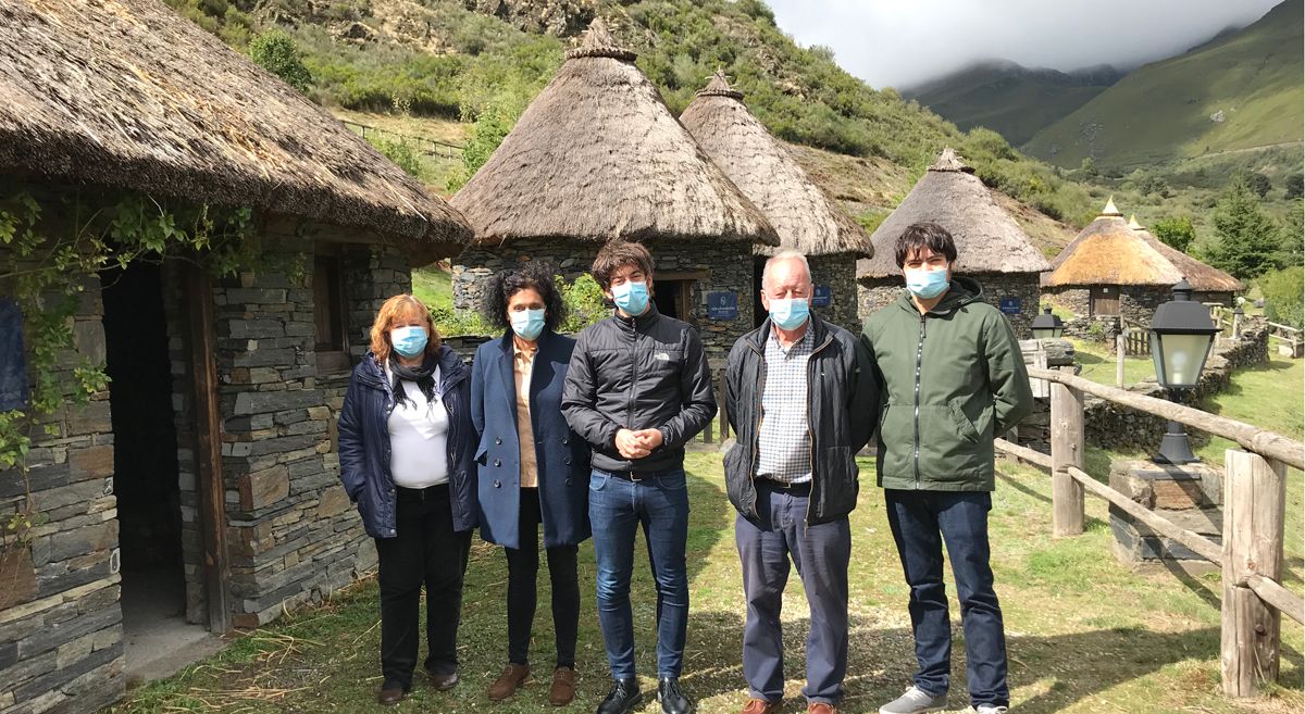 Visita de diputados al castro para ver las obras realizadas.