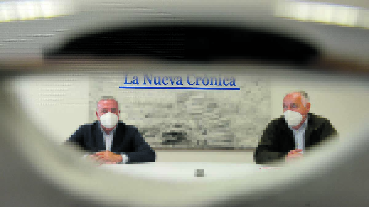 Alfredo Martínez (Fele) y Javier Menéndez (Aleco) analizan la situación del pequeño comercio. | MAURICIO PEÑA Alfredo Martínez (Fele) y Javier Menéndez (Aleco) analizan la situación del pequeño comercio. | MAURICIO PEÑA