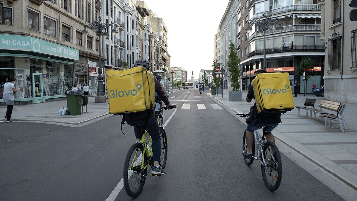 Dos repartidores de Glovo, una de las aplicaciones con más ofertas, por las calles de León. | MAURICIO PEÑA Dos repartidores de Glovo, una de las aplicaciones con más ofertas, por las calles de León. | MAURICIO PEÑA