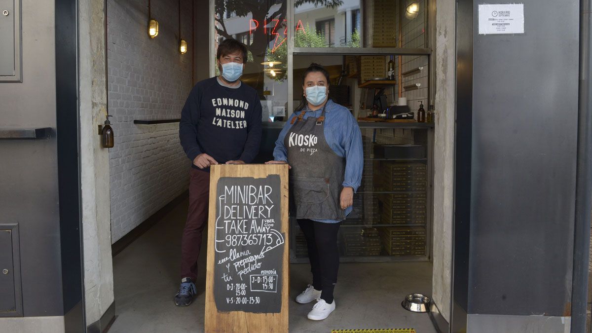 Alicio junto a Bárbara, la cocinera, en su local de la avenida Roma. | MAURICIO PEÑA