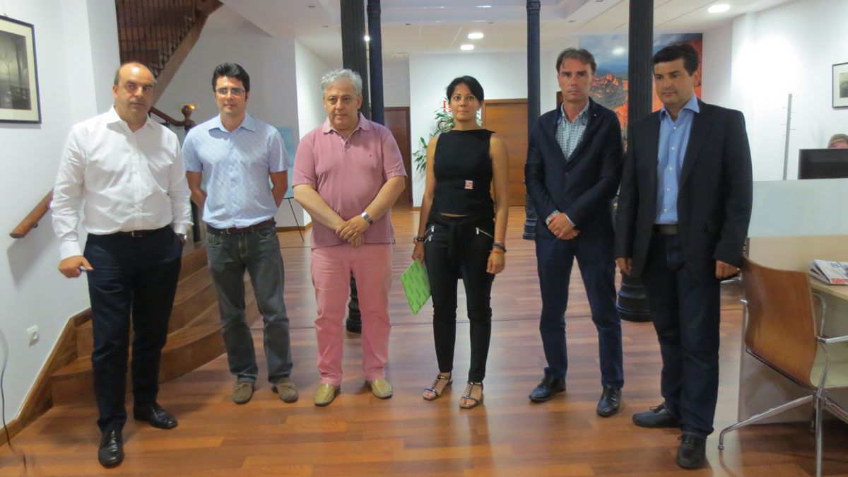 La presidenta del Imfe, Rosa Luna, durante la reunión de este miércoles con responsables de BierzoPyme. | L. N. C.
