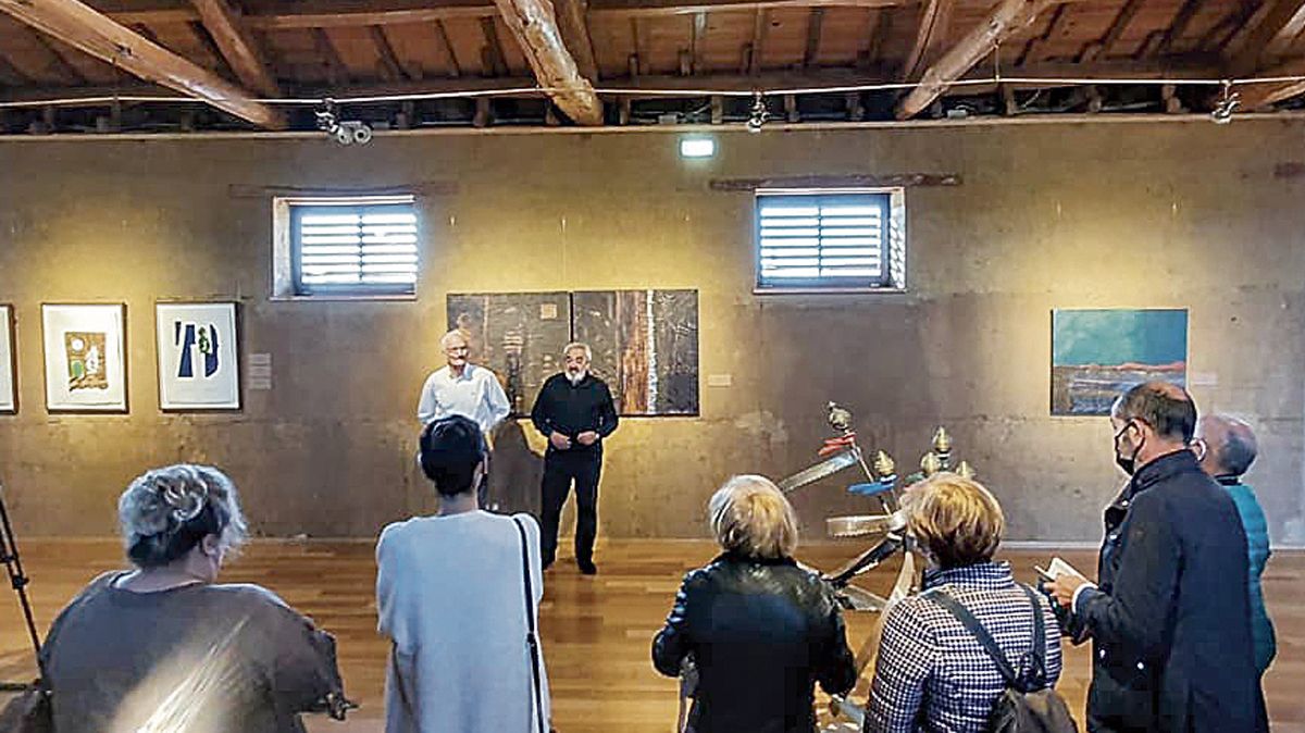 Ramón Villa con Urbano Seco, alcalde de Gordoncillo, en un momento de la inauguración de la exposición ‘Retornos’ en el museo. | MIHACALE Ramón Villa con Urbano Seco, alcalde de Gordoncillo, en un momento de la inauguración de la exposición ‘Retornos’ en el museo. | MIHACALE