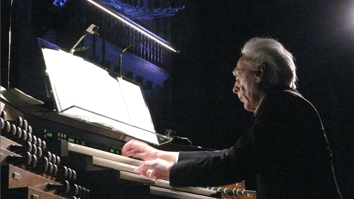 El recientemente fallecido maestro francés Jean Gillou durante uno de sus conciertos para el Festival de Organo ‘Catedral de León’. | BERRUETA