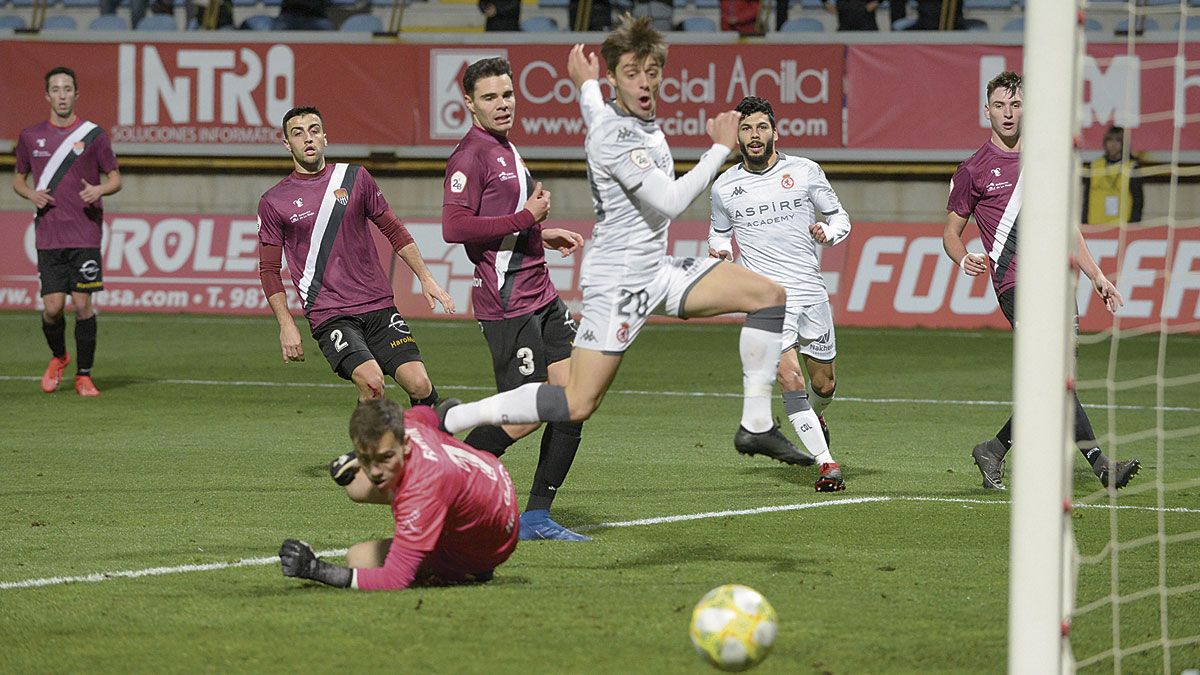 Luque marca un gol durante un partido de la pasada campaña. | MAURICIO PEÑA