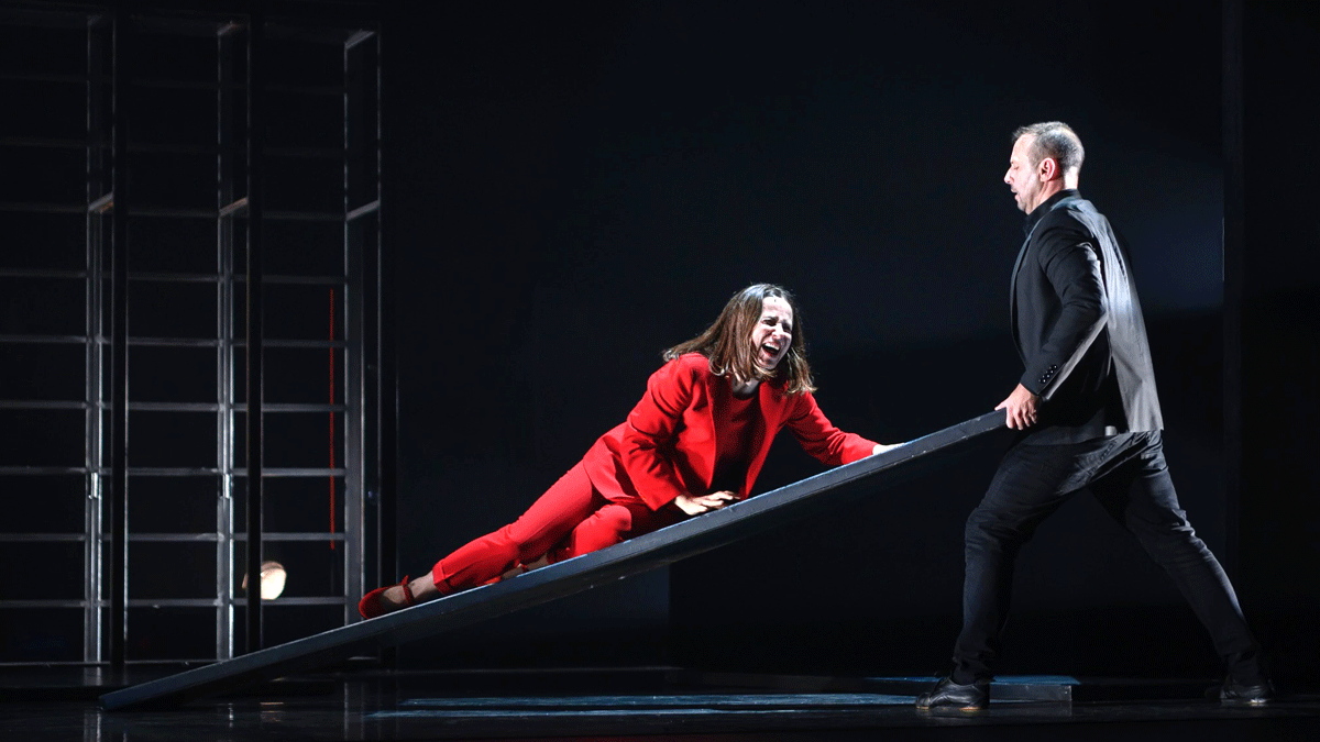 Tres momentos del espectáculo de teatro y danza ‘Juana’ que cuenta con el protagonismo de la actriz Aitana Sánchez-Gijón y del director y coreógrafo Chevi Muraday. | SERGIO PARRA