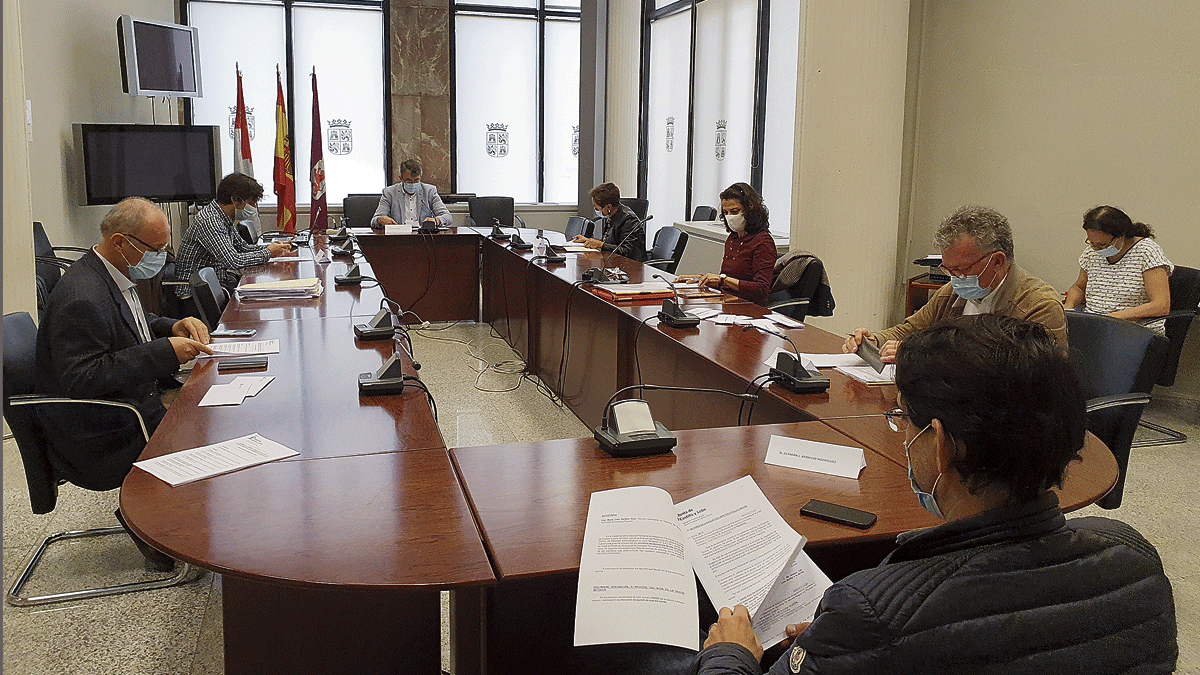Un momento de la reunión de la Comisión de Patrimonio presidida por Juan Martínez Majo.