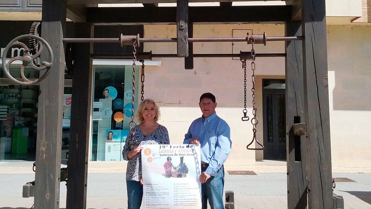 MªJesús Marinelli y José Jiménez junto al monumento dedicado al Herrador en la presentación de la feria. | L.N.C.
