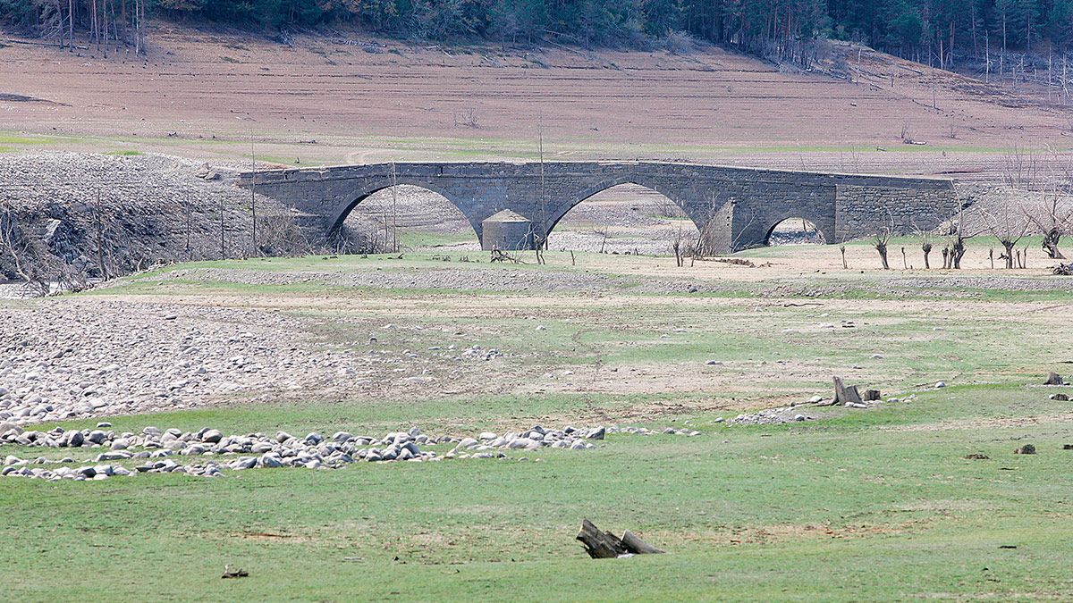 Antiguo puente de Pedrosa del Rey, normalmente sepultado bajo las aguas de embalse de Riaño. | ICAL