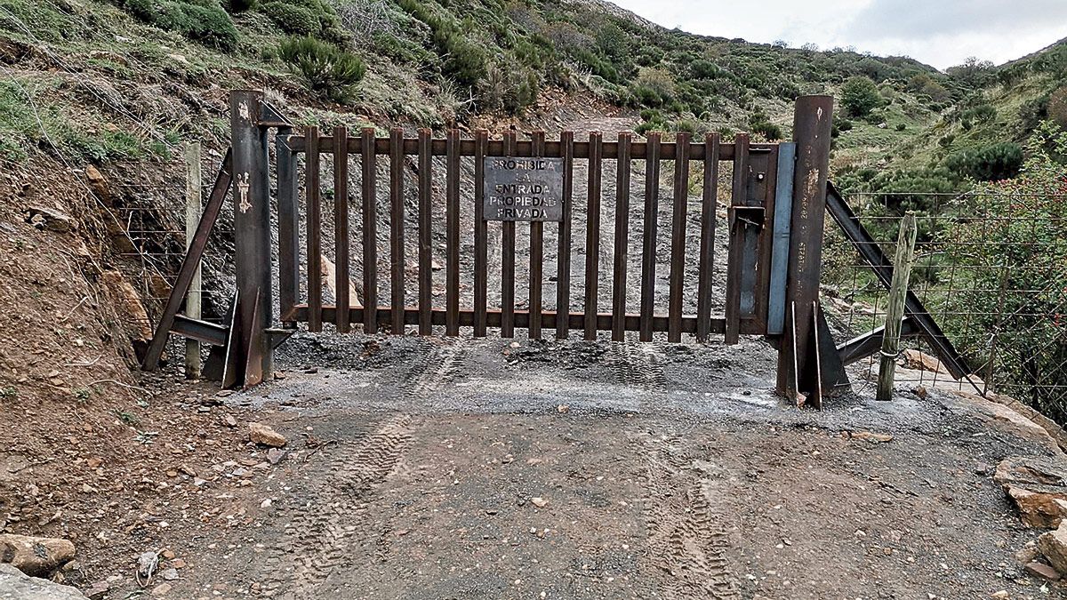 La valla que impide el paso al camino que une Rodillazo y Correcillas ha vuelto a aparecer nuevamente con lo que se ha desempolvado la polémica.