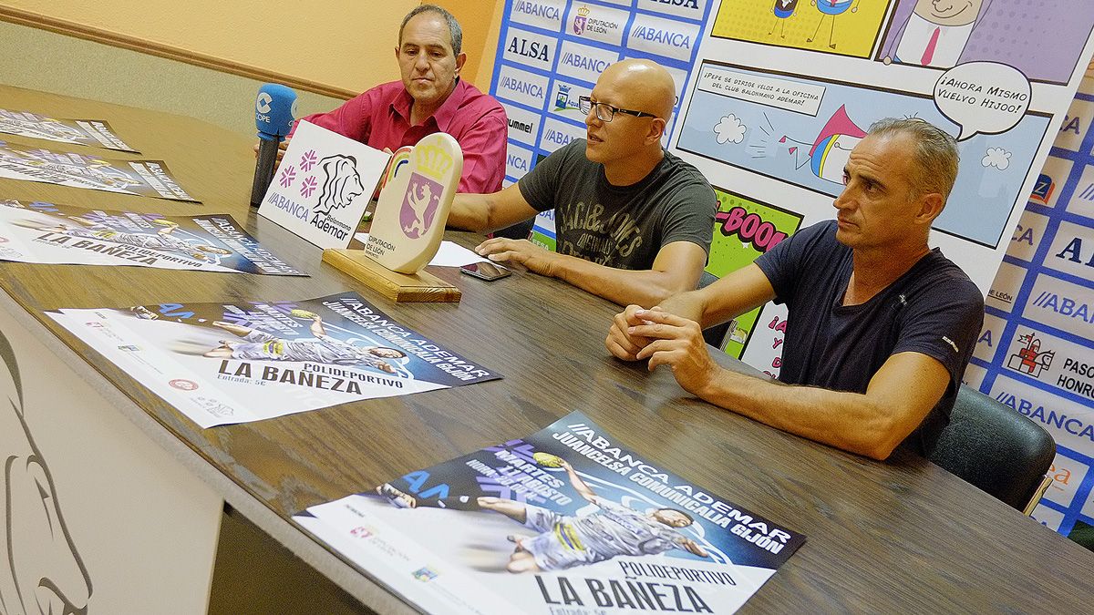 Rafa Guijosa, José Carlos Cabero y José IgnacioSalgado presentaron el partido de La Bañeza. | DANIEL MARTÍN