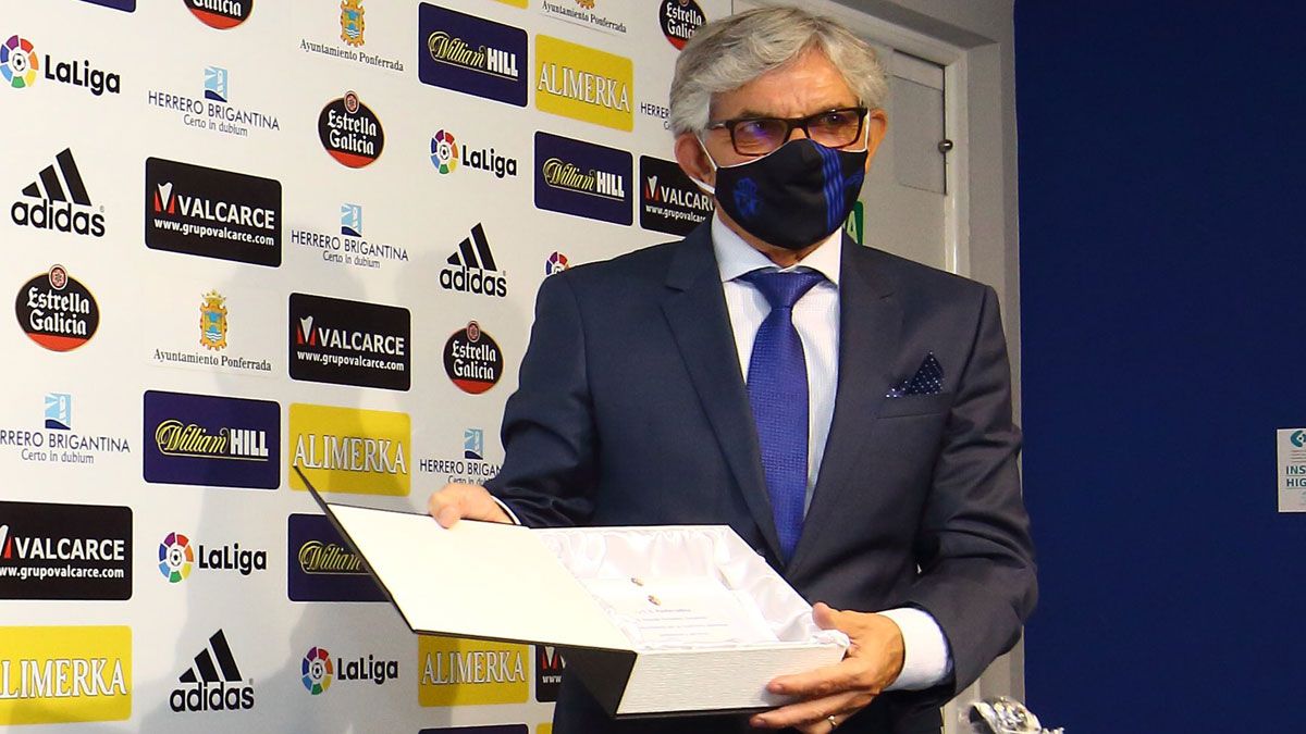 Eduardo Fernández, con el obsequio que le entregó la Deportiva. | SDP