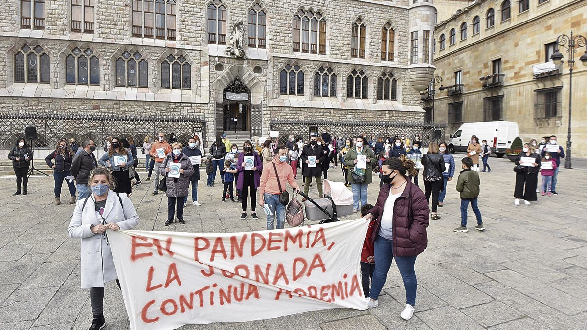 Protesta de familias y alumnos para exigir que se eliminen las clases por la tarde durante este curso. | SAÚL ARÉN