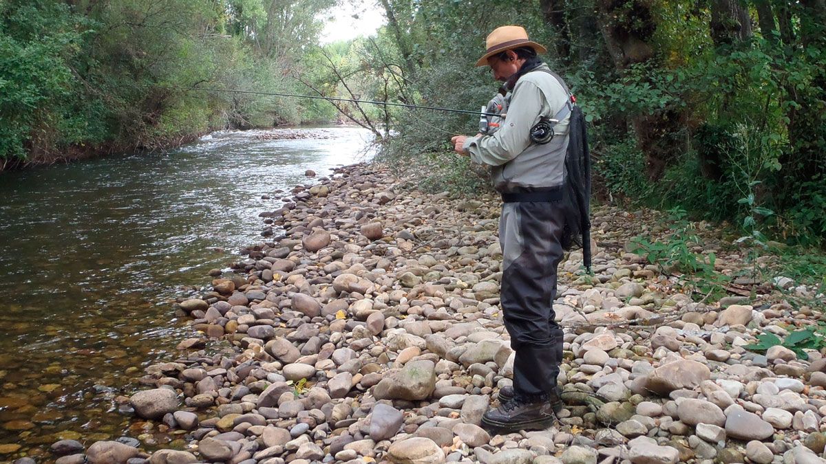 Un pescador disponiendo el aparejo para la aventura. | R.P.N. Un pescador disponiendo el aparejo para la aventura. | R.P.N.
