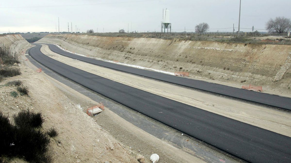 Obras de la autovía que unirá León y Valladolid en una imagen de archivo. | ICAL