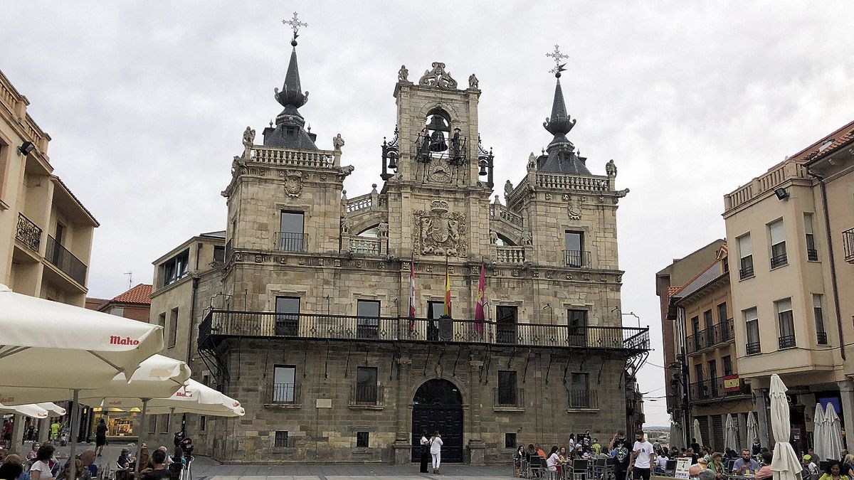 Una imagen de la Plaza Mayor y el Ayuntamiento de Astorga. | P.F.