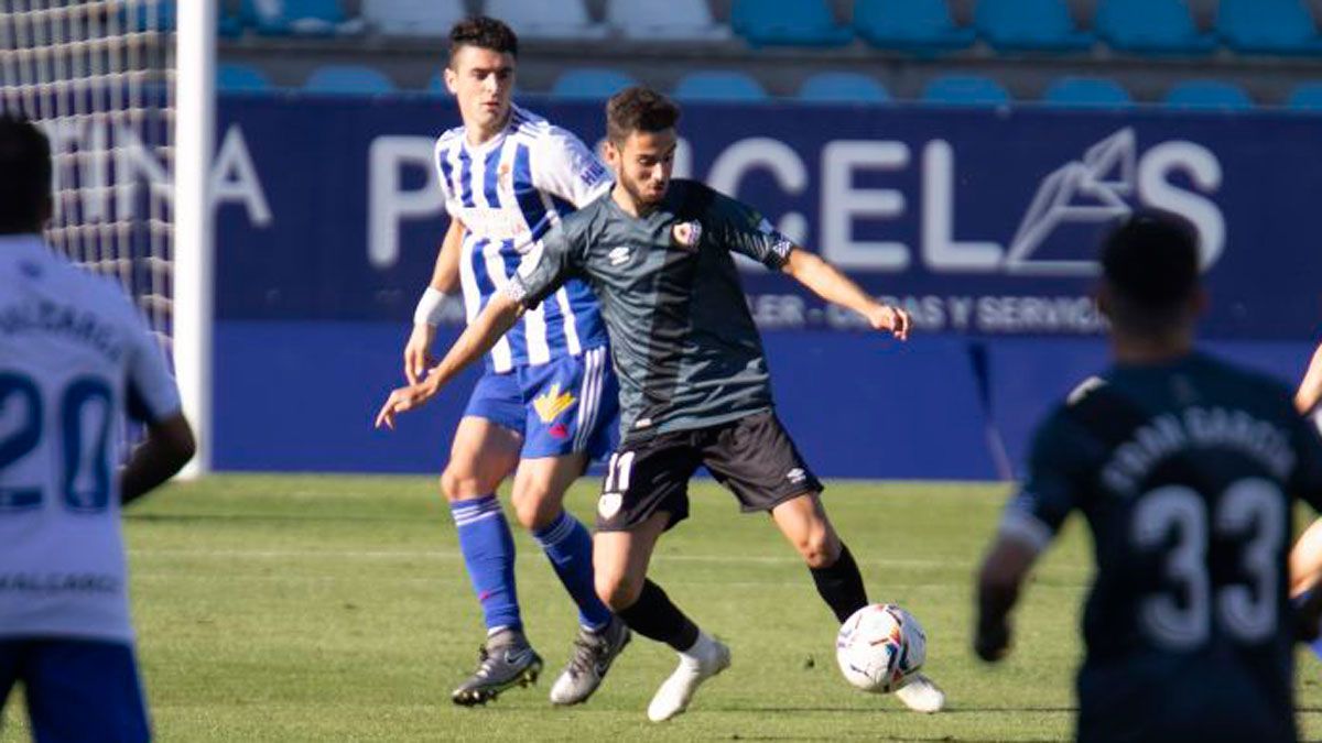 Pascanu presiona a un atacante del Rayo. | LALIGA Pascanu presiona a un atacante del Rayo. | LALIGA