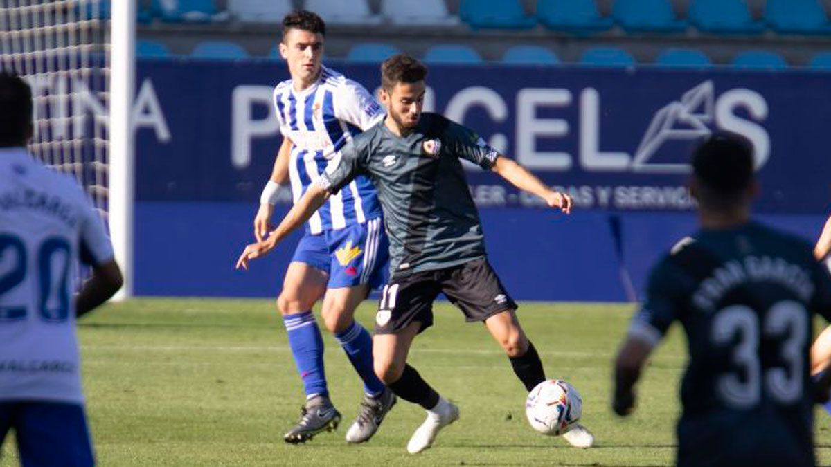 Pascanu presiona a un atacante del Rayo. | LALIGA