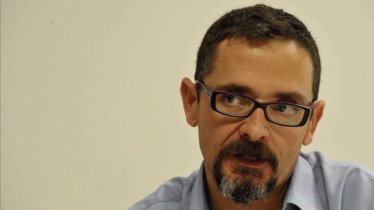 El escritor leonés Rubén G. Robles, autor de la novela ‘La lente íntima’ editada por Eolas. | DANIEL MARTÍN