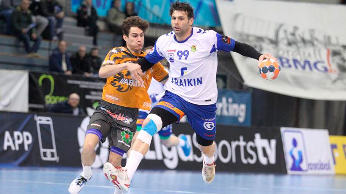 Gonzalo frena a Antonio García durante un partido en Granollers. | BMGRANOLLERS