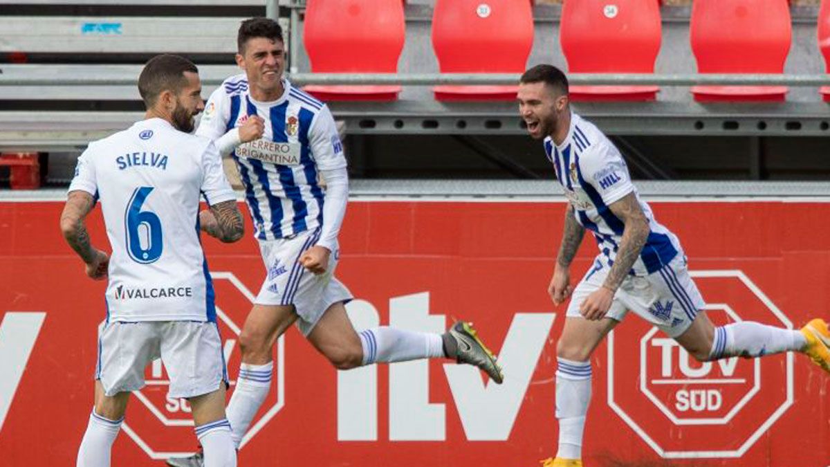 Pascanu celebra con Sielva y Manu Hernando el gol que acababa dando el triunfo a la Deportiva. | LALIGA