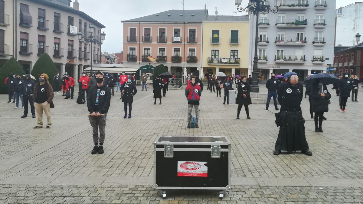 Músicos, artistas, empresarios, técnicos y gente del sector en la protesta de Ponferrada. | D.M.