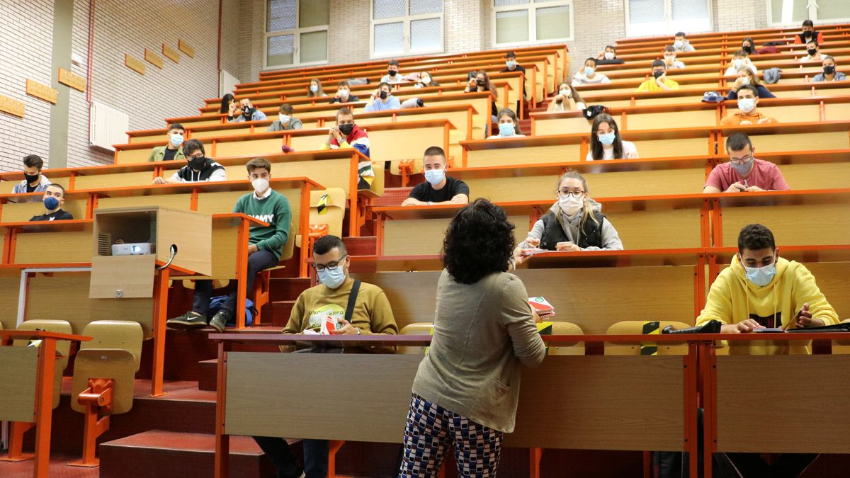 Universitarios leoneses en un día de clases de este curso. | L.N.C.