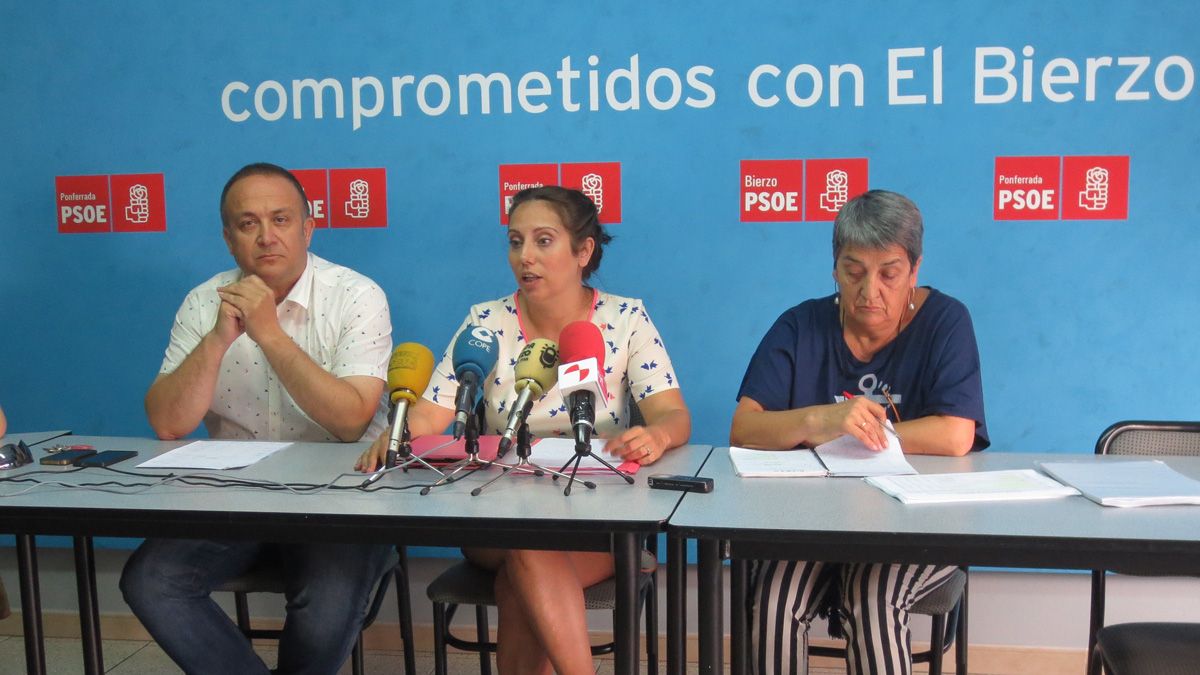 Gerardo Álvarez Courel, Helena Castellano y Luisa González Santín, en la sede del PSOE de Ponferrada. | L. N. C.