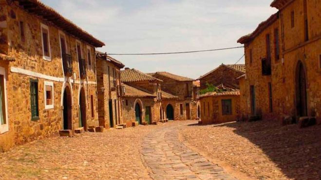Imagen de una de las calles empedradas de Castrillo. | P.F. Imagen de una de las calles empedradas de Castrillo. | P.F.