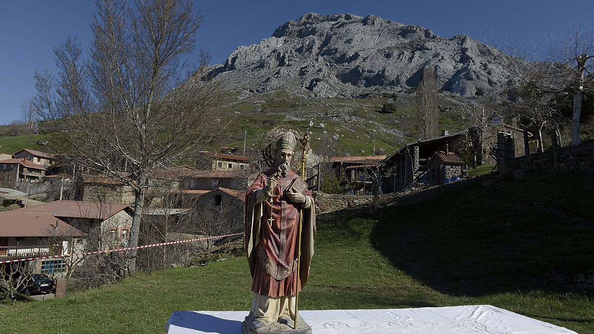La leyenda del ermitaño Froilán sigue viva en los montes de Valdorria.  | MAURICIO PEÑA