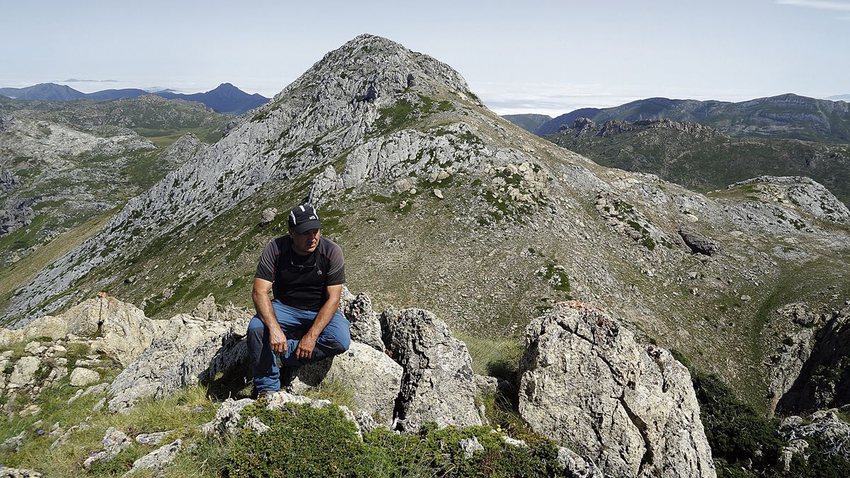 Luis Fernández Fernández en un descanso y vista del bosque de Brañarronda.