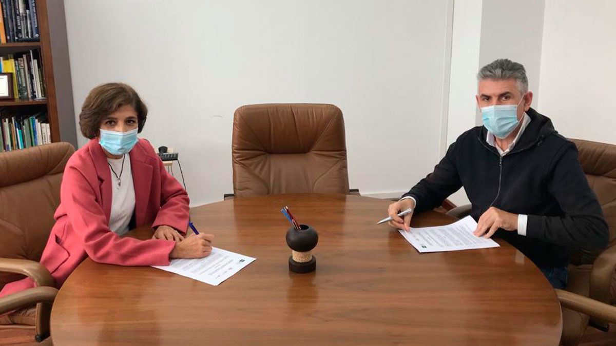 Firma de la adhesión entre la Cátedra y la Asociación Camino de Invierno. Firma de la adhesión entre la Cátedra y la Asociación Camino de Invierno.