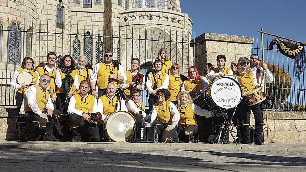 La Banda de Gaitas y la propia Asociación Cultural Sartaina denuncian que el "Ayuntamiento de Astorga nos han dejado en la calle". | A.C. SARTAINA.