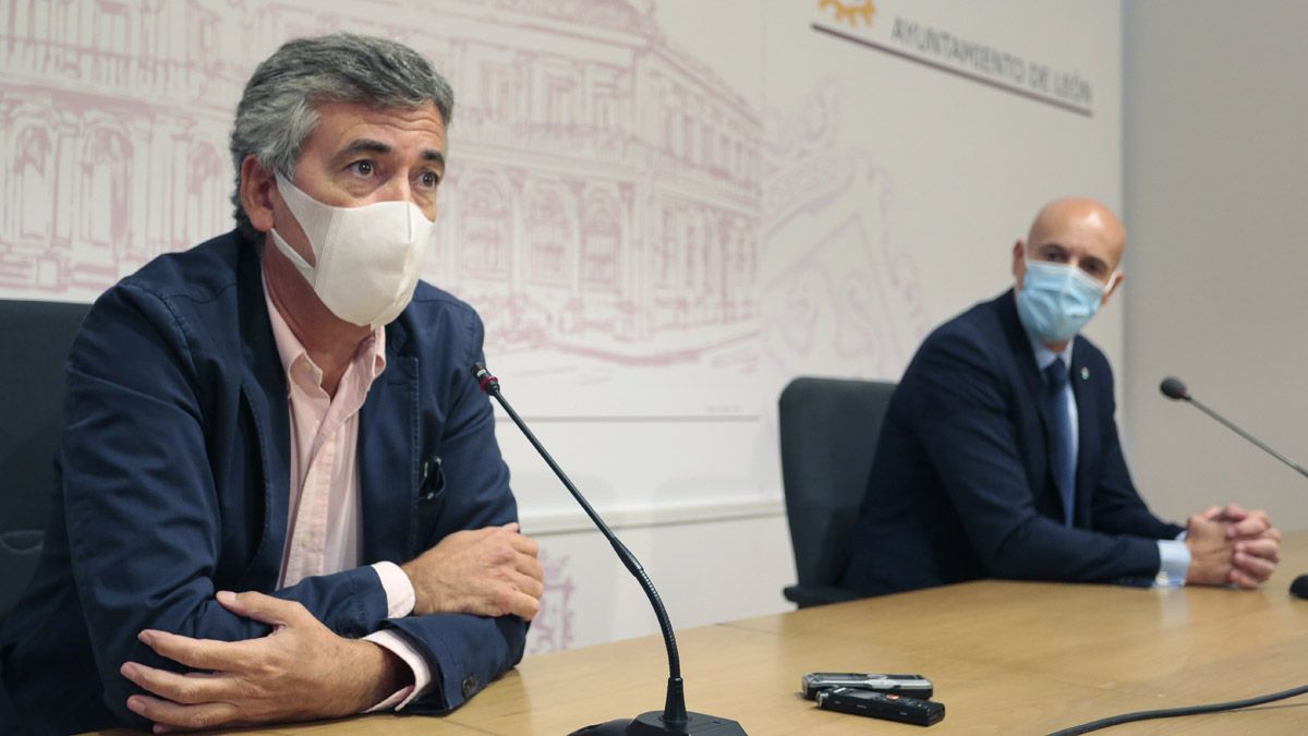 El secretario general de la Cámara de Comercio, Javier Sanz, y el alcalde de León, José Antonio Diez. | CAMPILLO (ICAL)