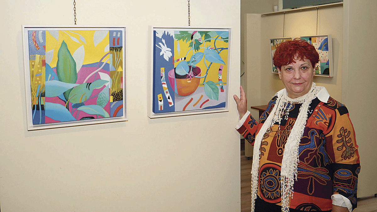 Isabel Gutiérrez presenta en la galería de arte Bernesga la colorista exposición ‘Summertime’.