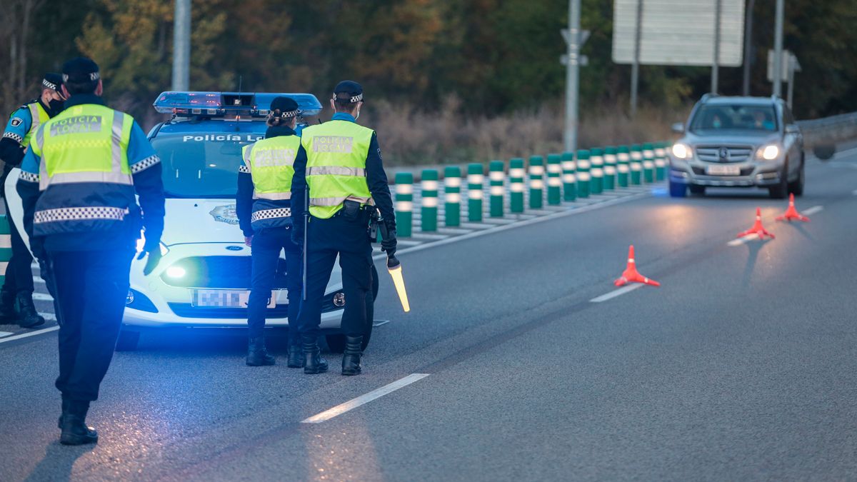 Controles policiales a la entrada de León a primera hora de este miércoles. | CARLOS S. CAMPILLO (ICAL)