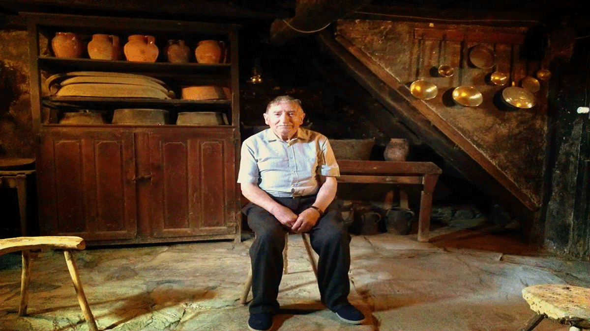 Pepe el de Ariego, José Rodríguez Valcarce, rodeado de los viejos utensilios y muebles que conservaba en la casona familiar.
