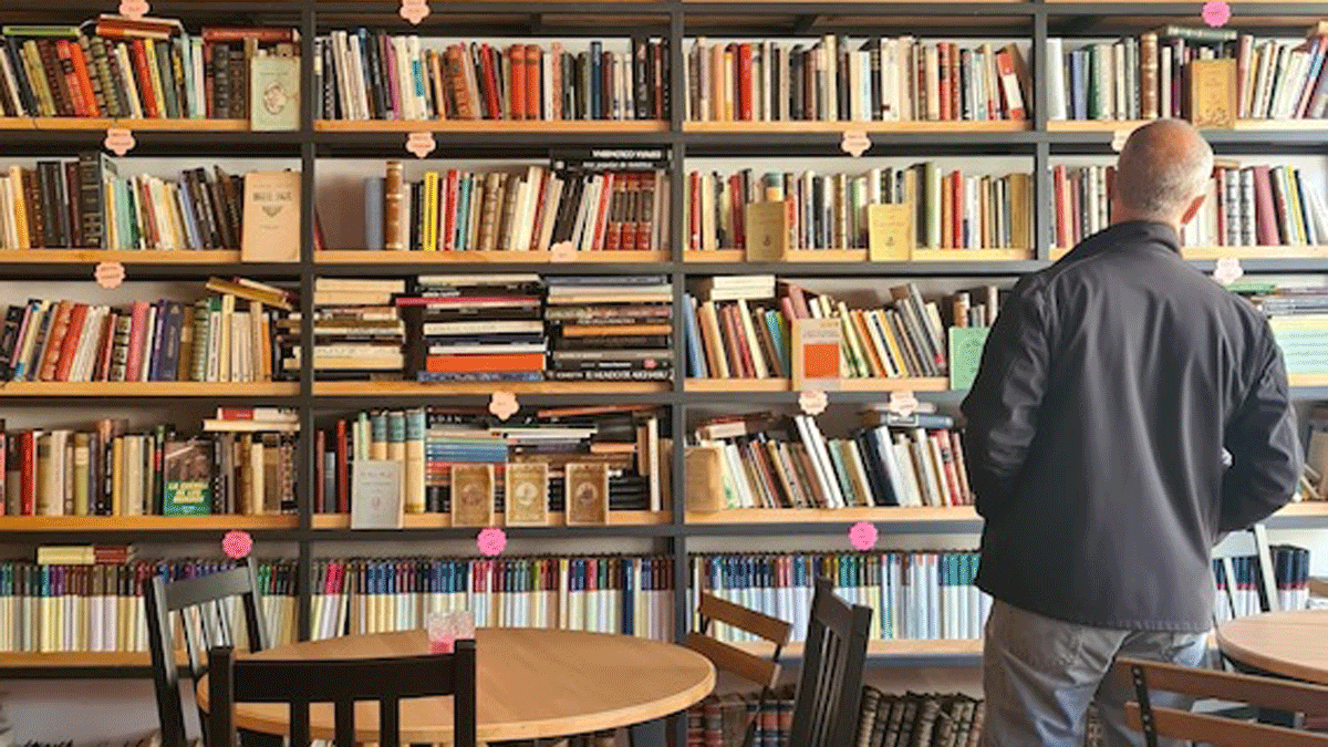 Interior del café librovejero Tula Varona.