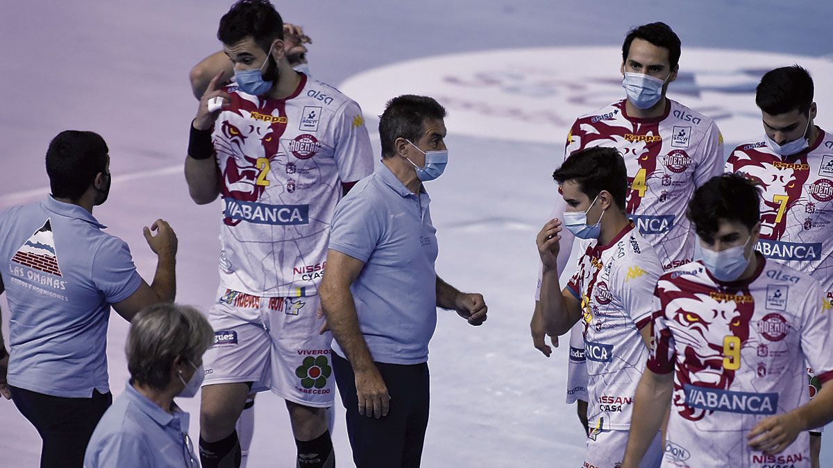 Manolo Cadenas da instrucciones a sus jugadores con la mascarilla. | SAÚL ARÉN