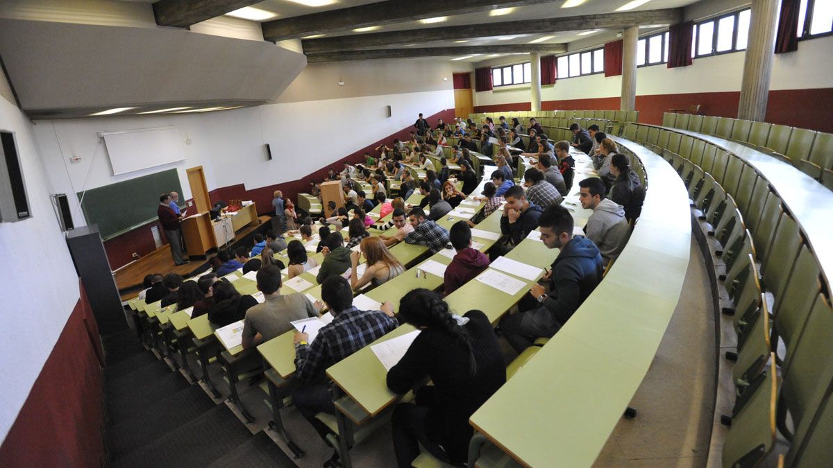 Varios alumnos de bachillerato durante la realización de la Prueba de Acceso a la Universidad. | DANIEL MARTÍN