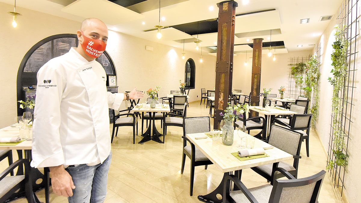 Javier Rodríguez, jefe de cocina del restaurante Delirios, en el centro de la ciudad. | SAÚL ARÉN