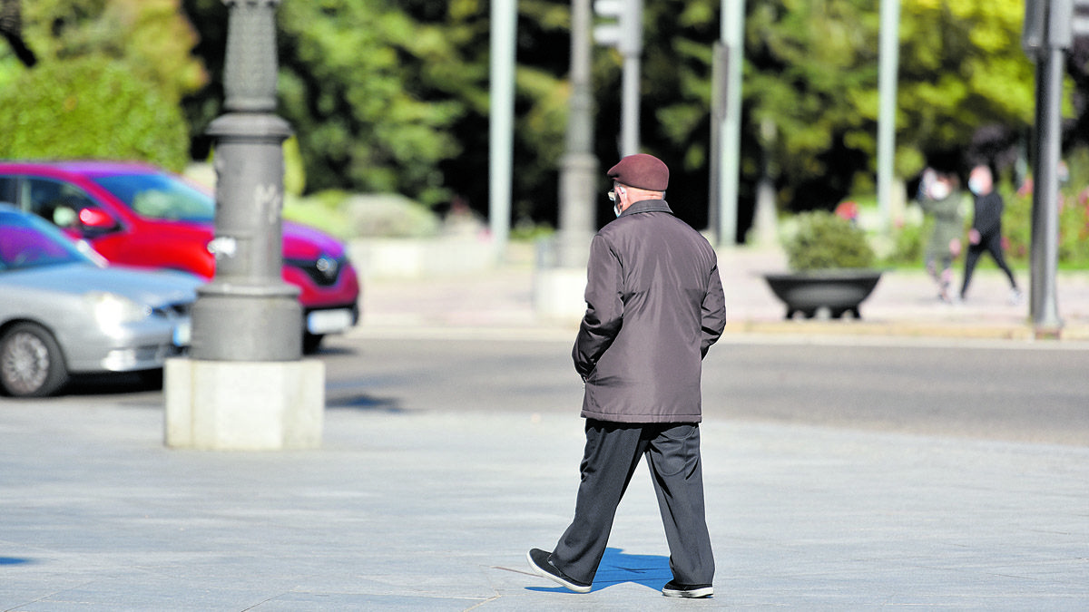 Un hombre mayor pasea solo por las inmediaciones de la plaza de Guzmán. | SAÚL ARÉN