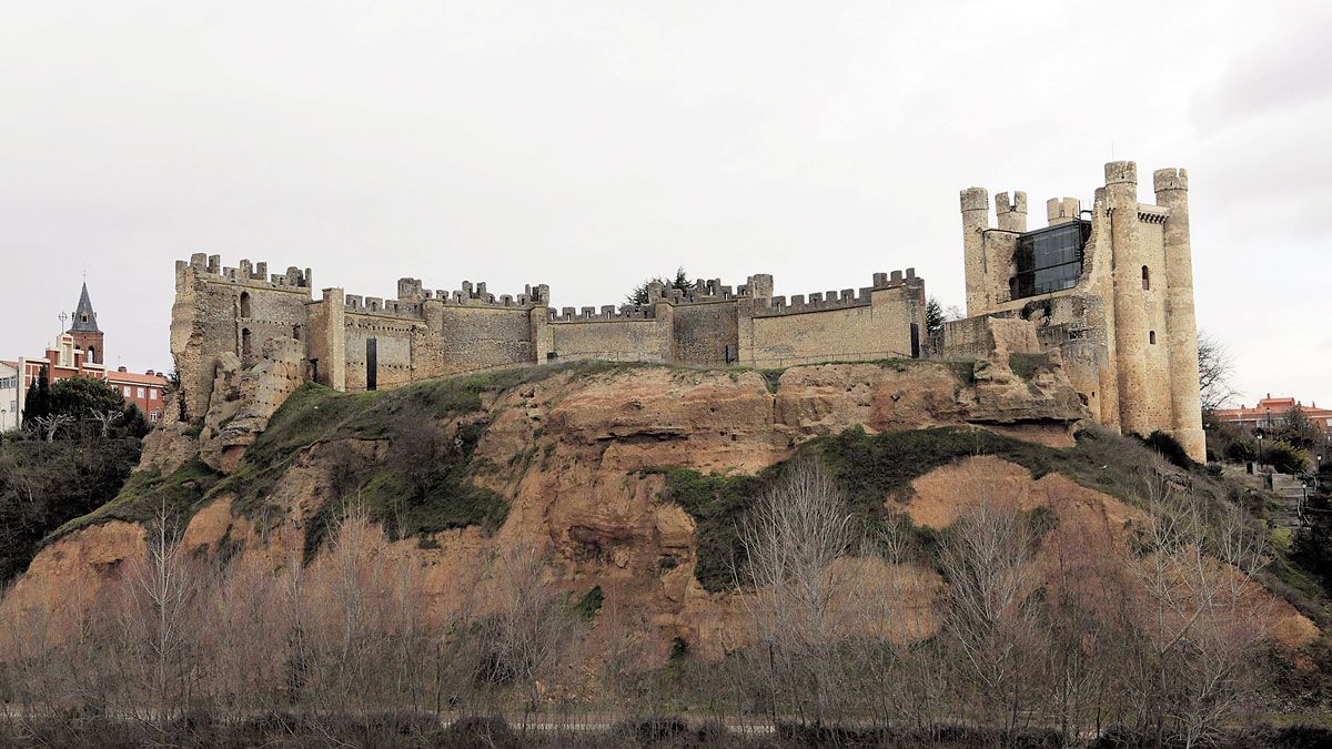 Las obras servirán para consolidar los muros del castillo. | DANIEL MARTÍN Las obras servirán para consolidar los muros del castillo. | DANIEL MARTÍN