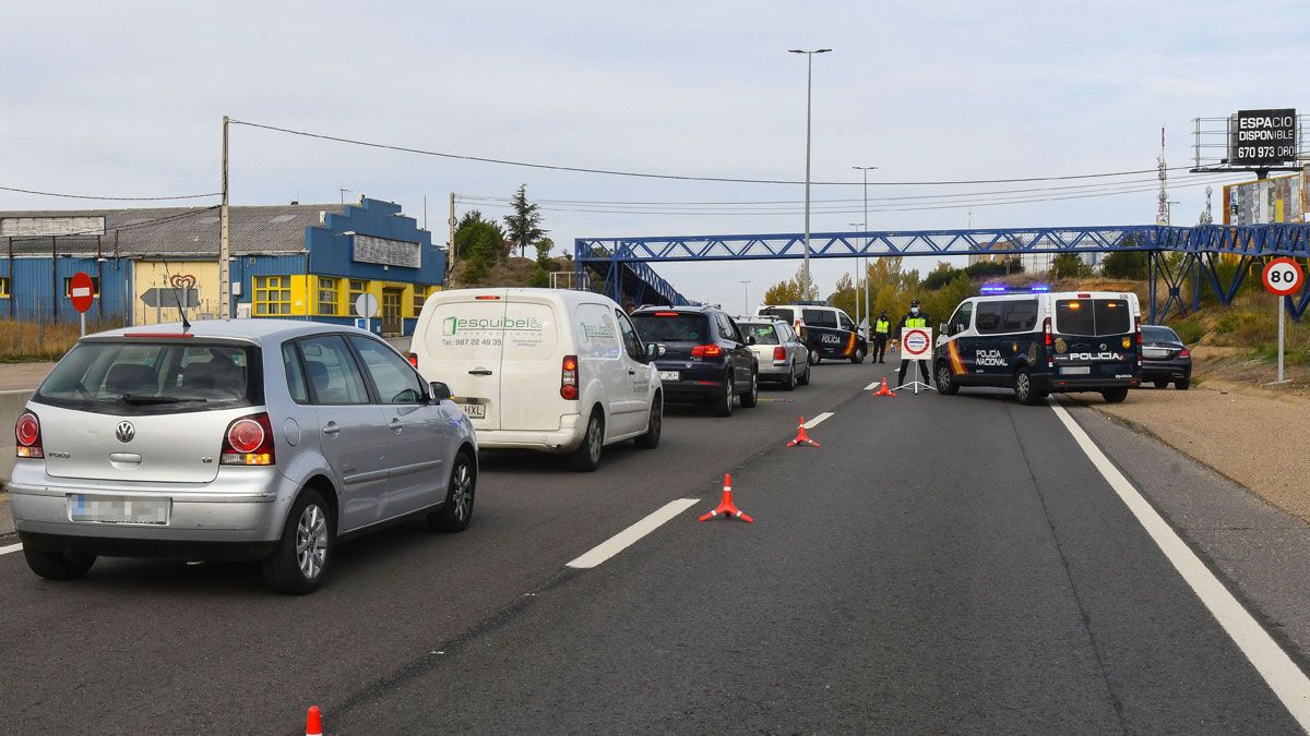 Control de la Policía Nacional en el alto del Portillo. | CAMPILLO (ICAL)