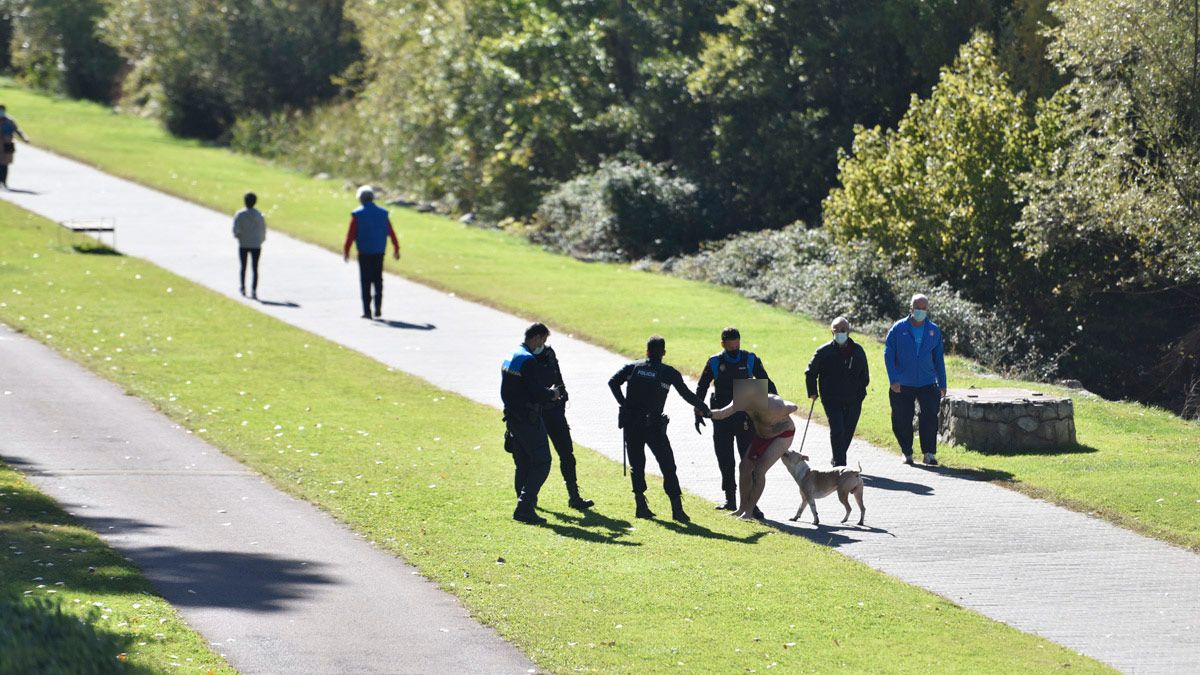 Instante en el que los agentes detienen al hombre en el paseo paralelo al río Bernesga. | SAÚL ARÉN