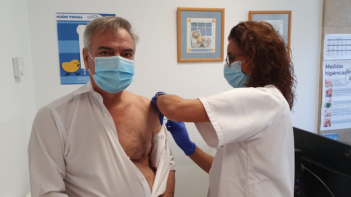 El gerente de Atención Primaria de León, José Pedro Fernández Vázquez, este martes al vacunarse de la gripe. | L.N.C.